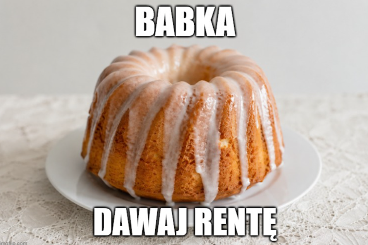 obrazek w formie mema z babką piaskową na białym talerzu i napisem "Babka, dawaj rentę"